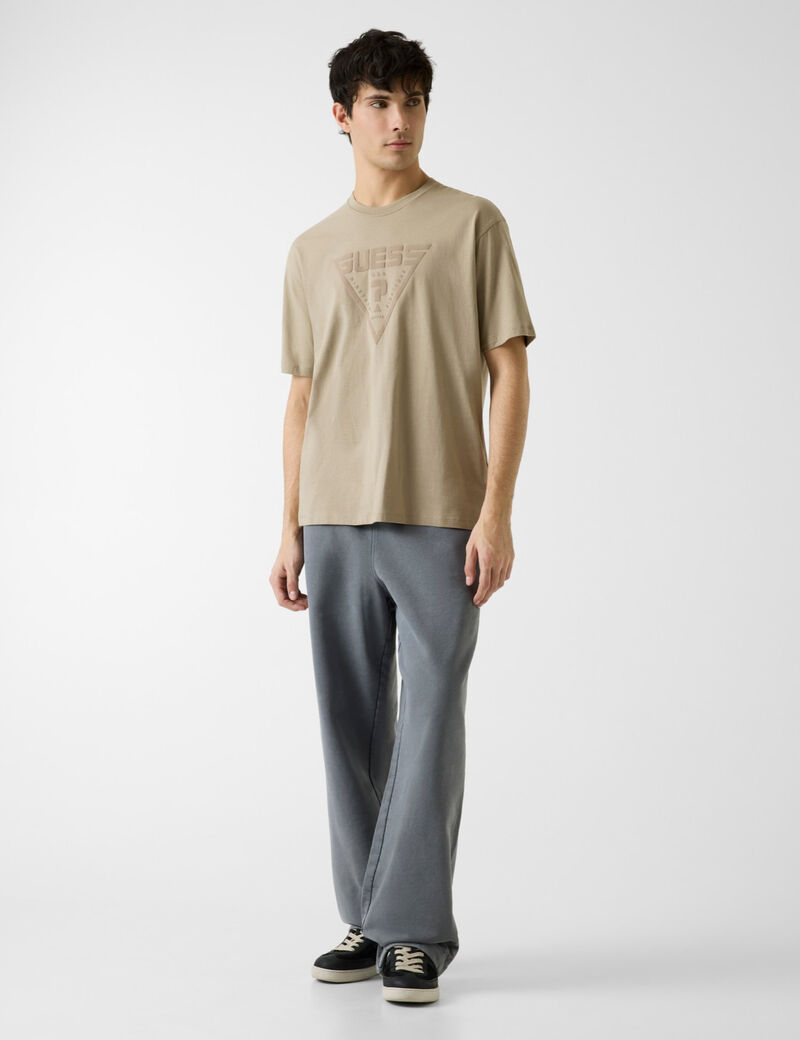 تي شيرت بشعار مثلث