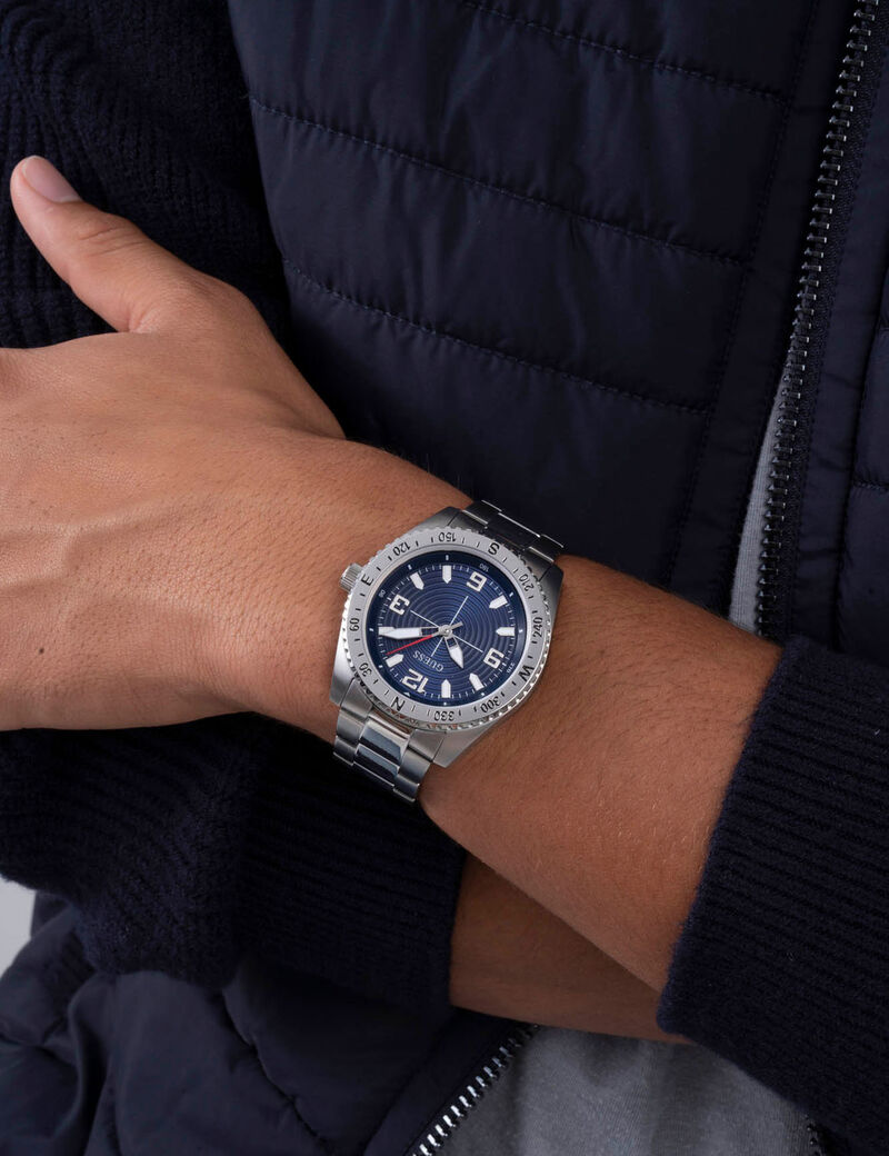 ساعة تناظرية كلاسيكية