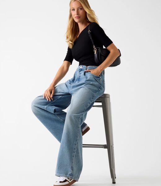 Wide-leg relaxed jeans