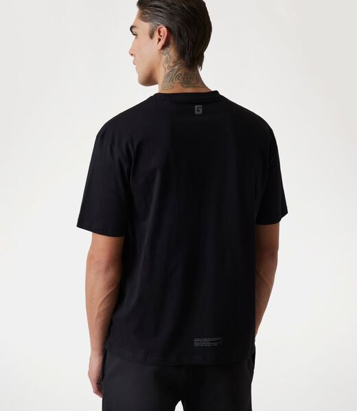 تي شيرت بشعار مثلث