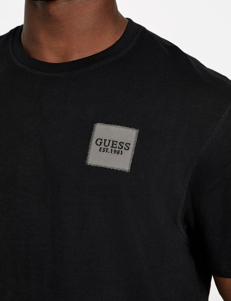 تي شيرت بمقاس كبير