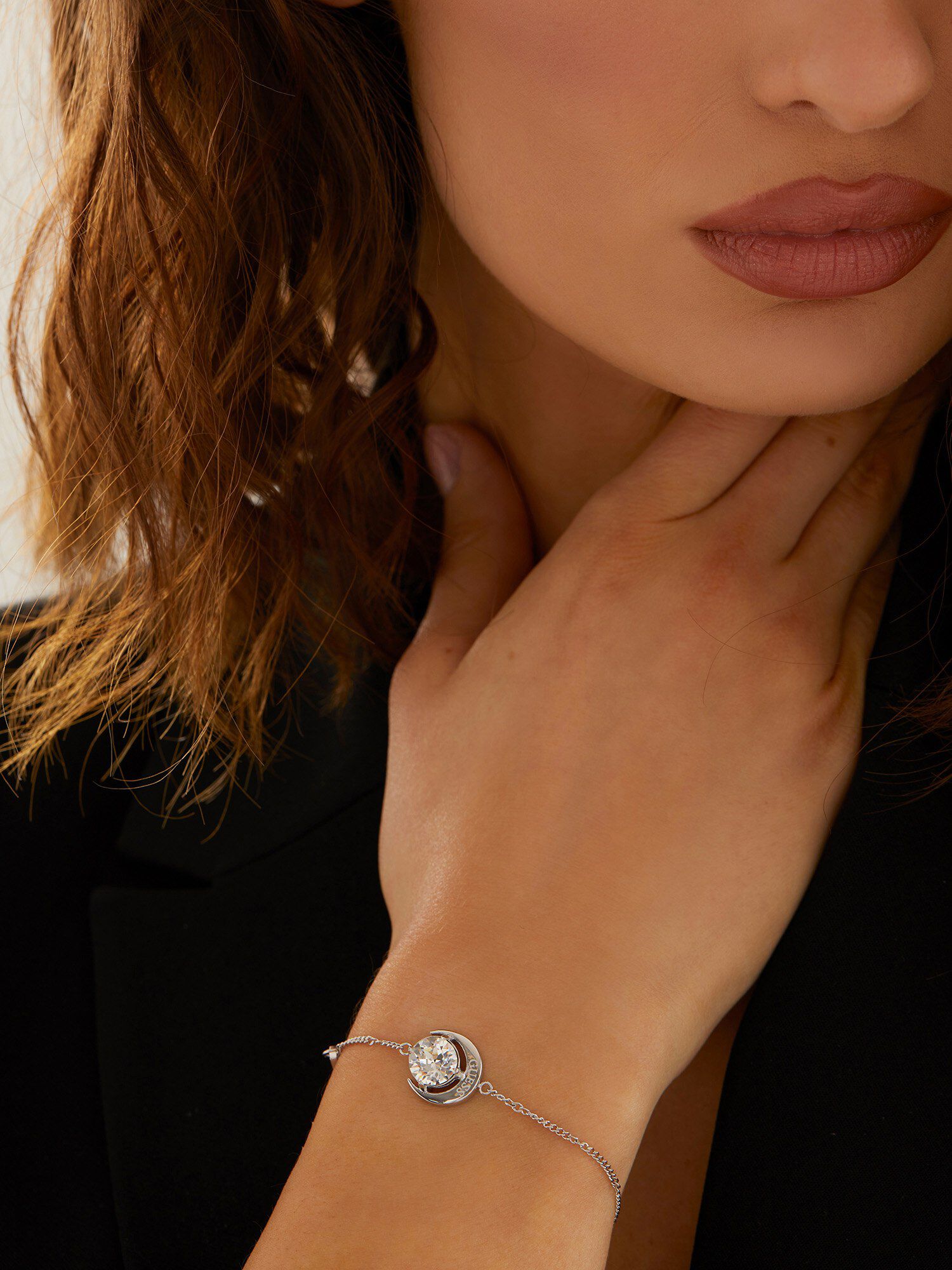 Bracciale rigido donna GUESS acciaio dorato con smalto bianco JUBB01481JWYGWHL