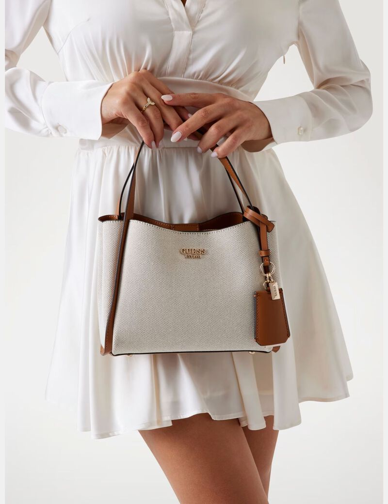 حقيبة كتف نيكوليت صغيرة مزينة بشعار الماركة