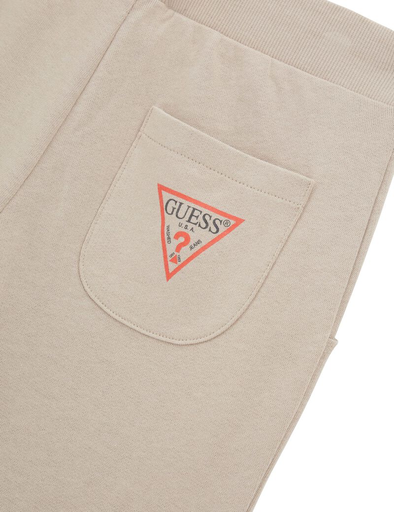 شورت رياضي أسود بشعار الماركة