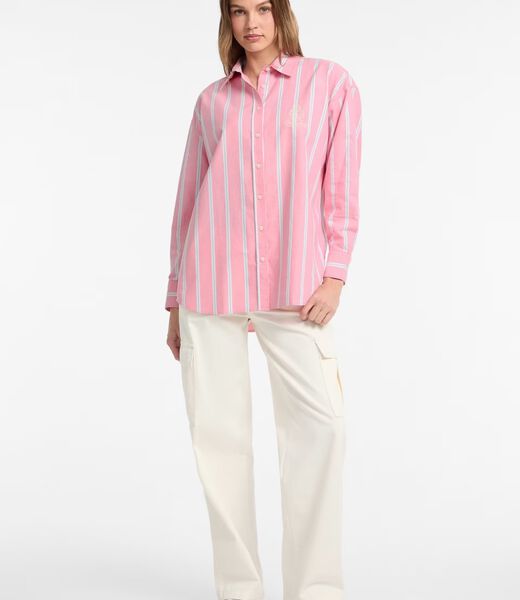 قميص مخطط مطرز بشعار الماركة