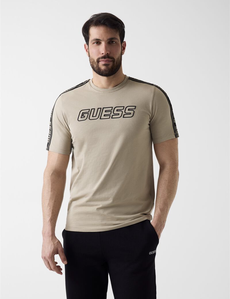 تي شيرت مطاطي بشعار أمامي