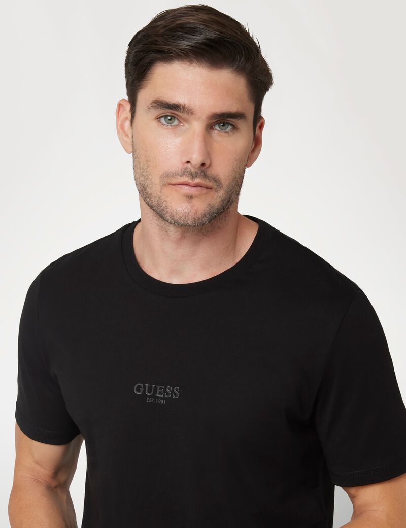 Small logo t-shirt