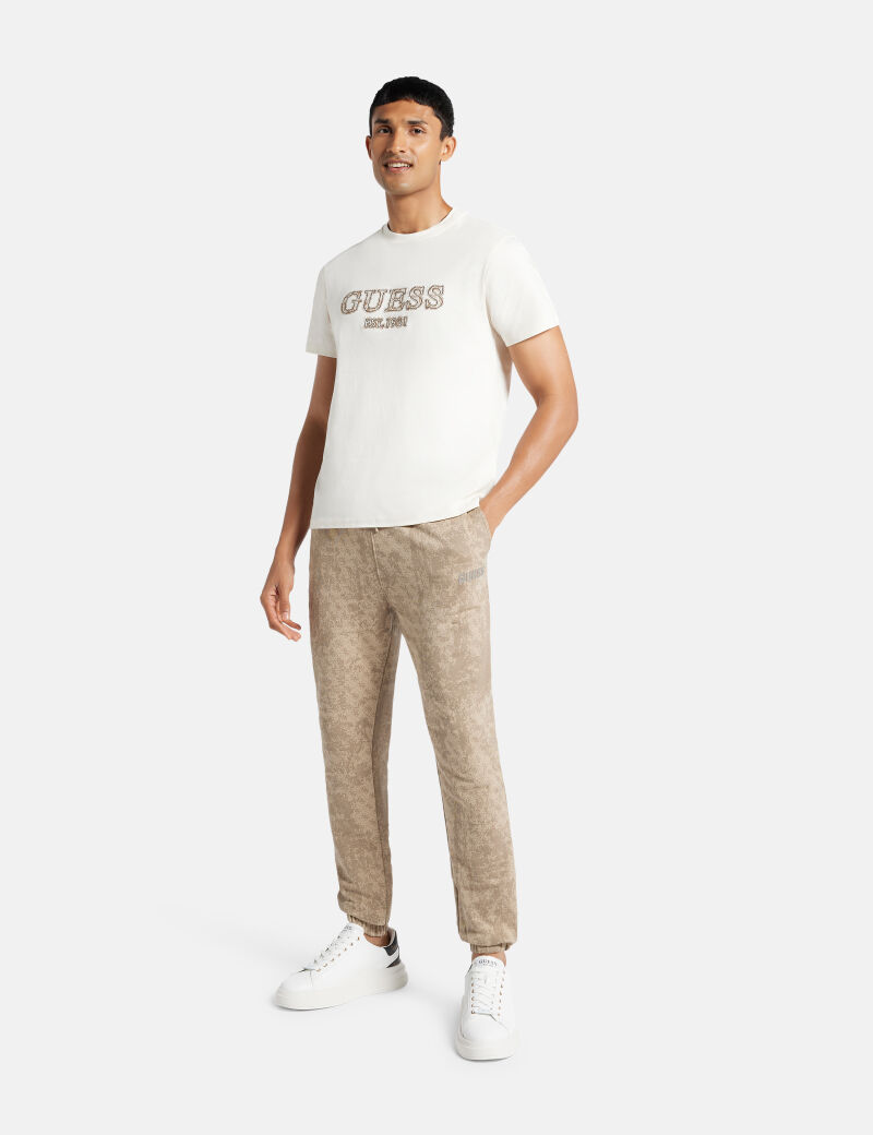 تي شيرت مطرز بالشعار