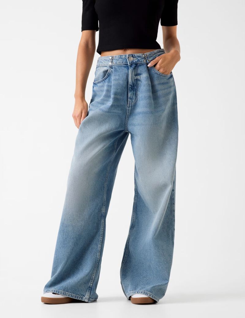 Wide-leg relaxed jeans