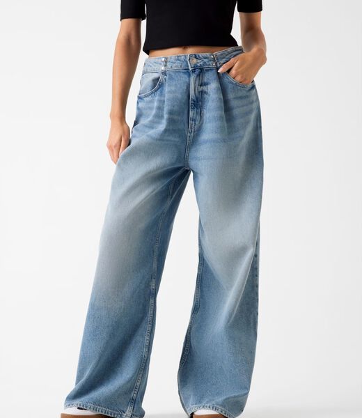 Wide-leg relaxed jeans
