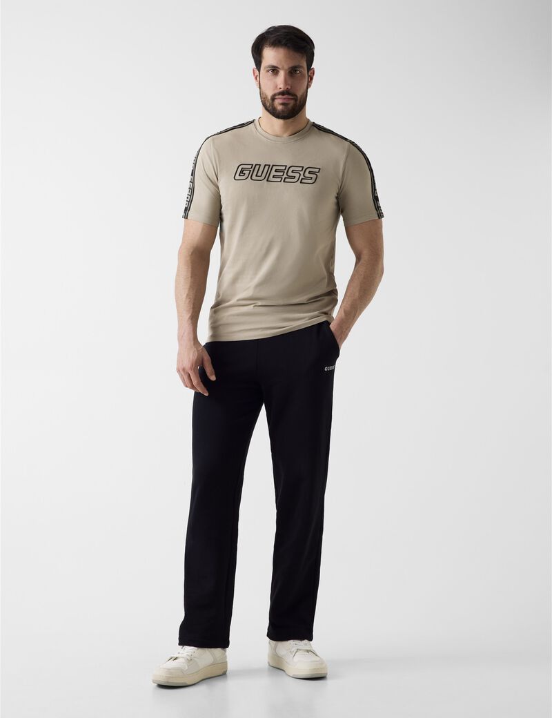 تي شيرت مطاطي بشعار أمامي