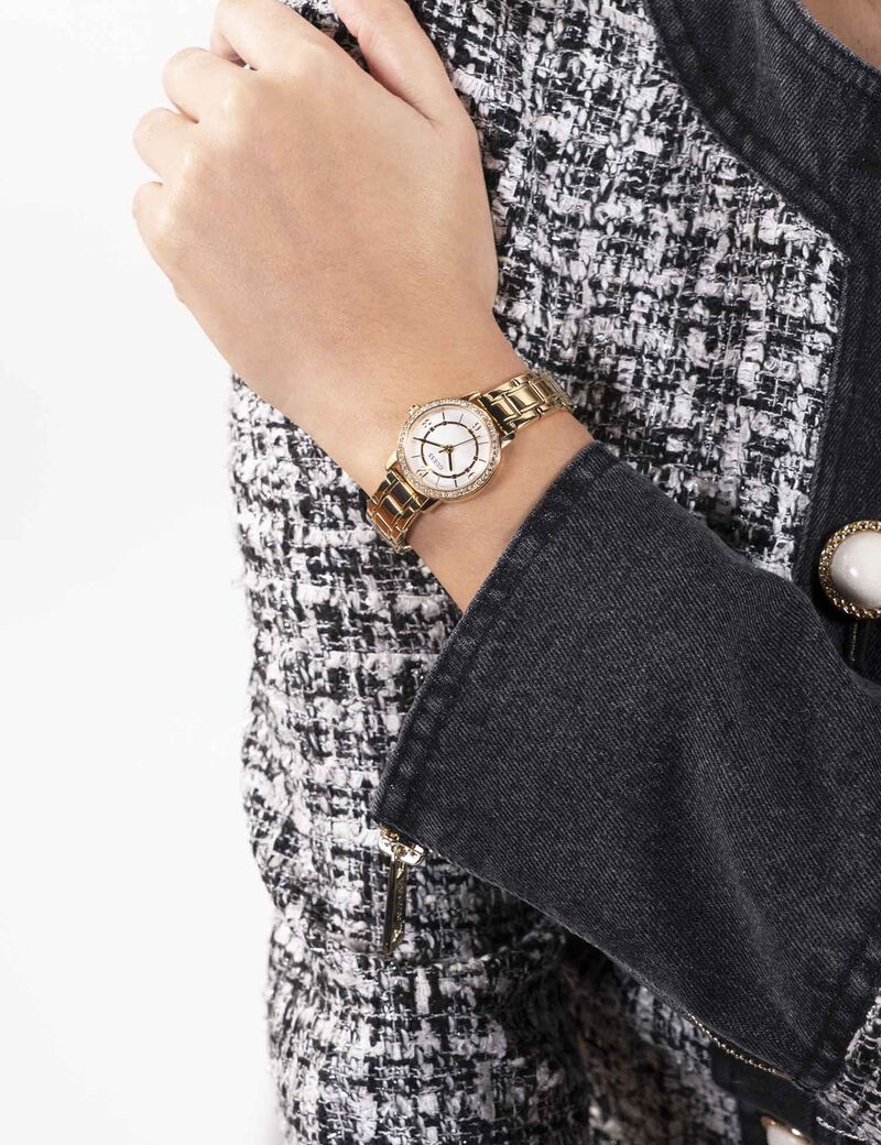 ساعة تناظرية باللون الذهبي