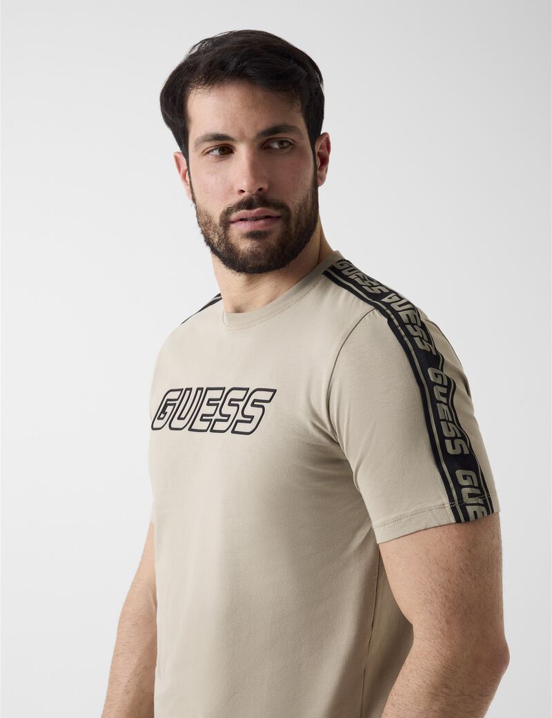 تي شيرت مطاطي بشعار أمامي