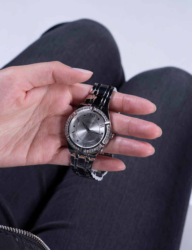 ساعة يد نسائية باللون الفضي