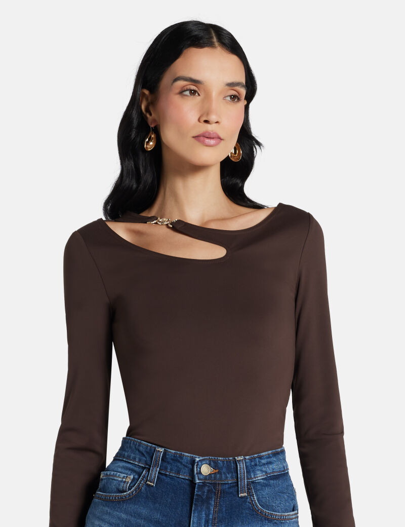 Cut-out buckle top