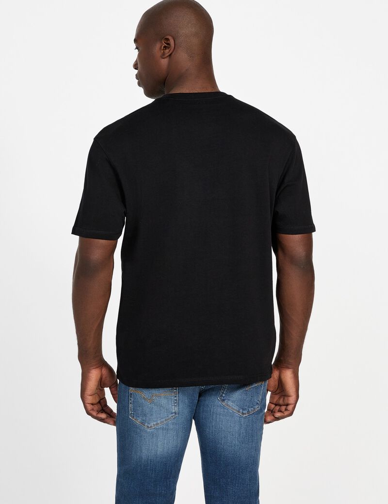 تي شيرت بمقاس كبير