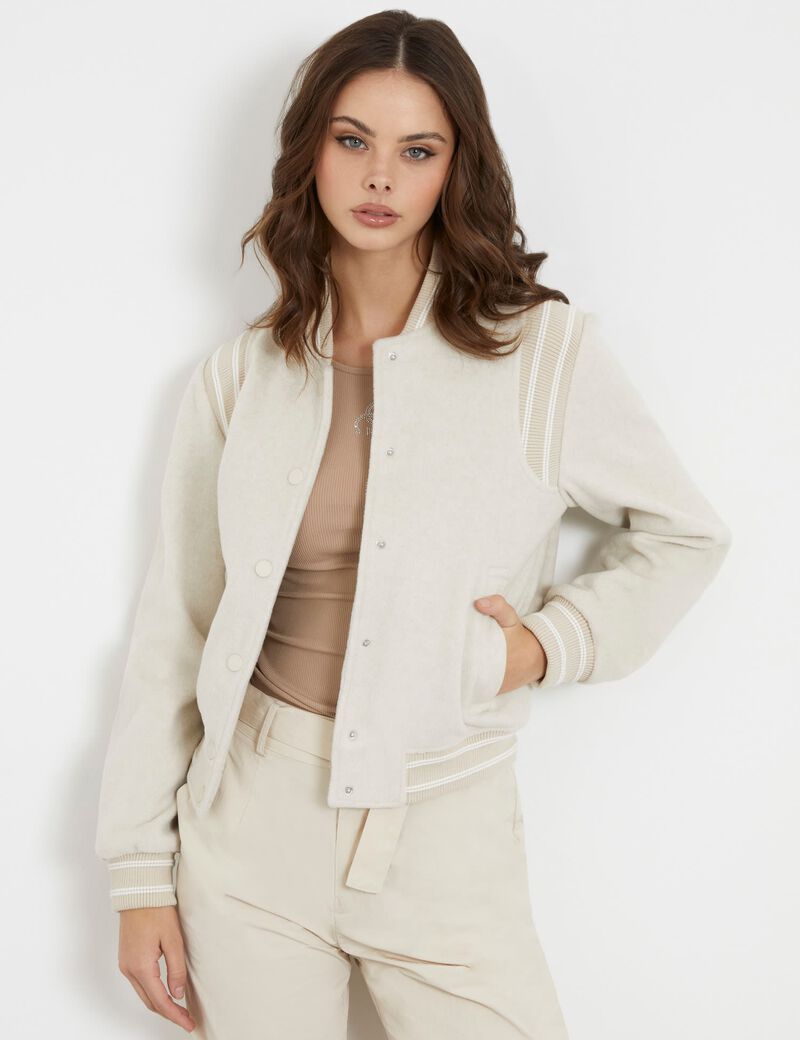 سترة بومبر  بشعار الماركة في الخلف