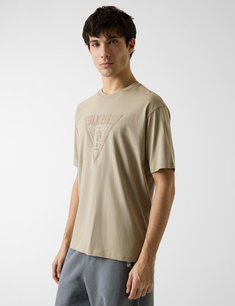 تي شيرت بشعار مثلث