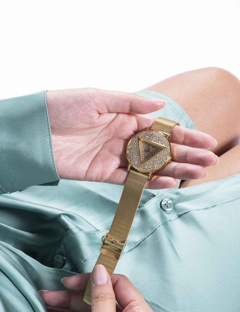 ساعة تناظرية شبكية ذهبية اللون