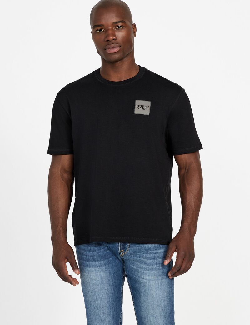 تي شيرت بمقاس كبير