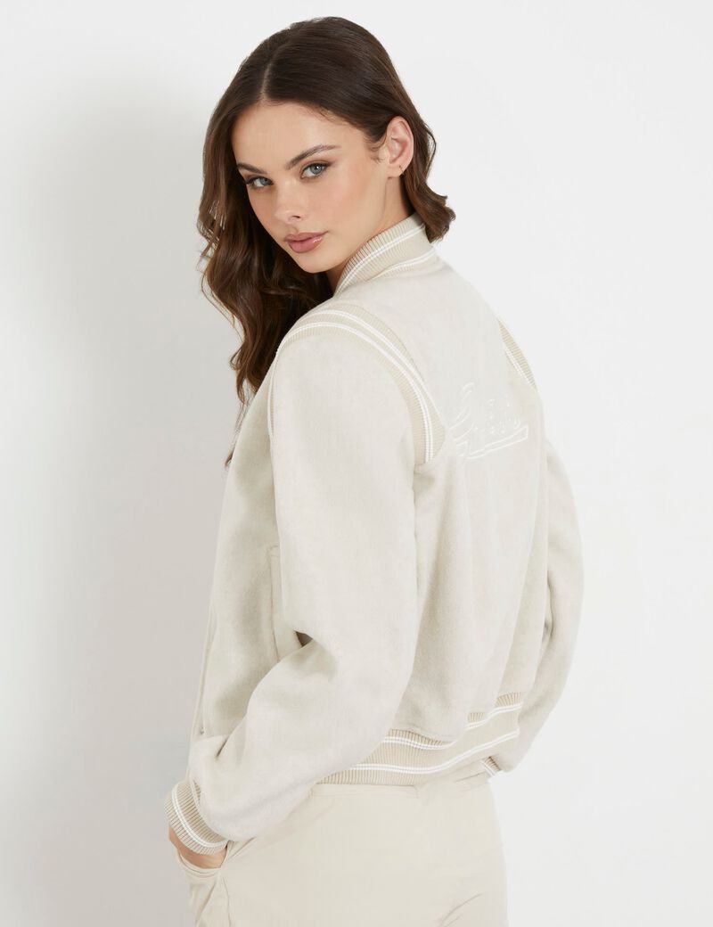 سترة بومبر  بشعار الماركة في الخلف