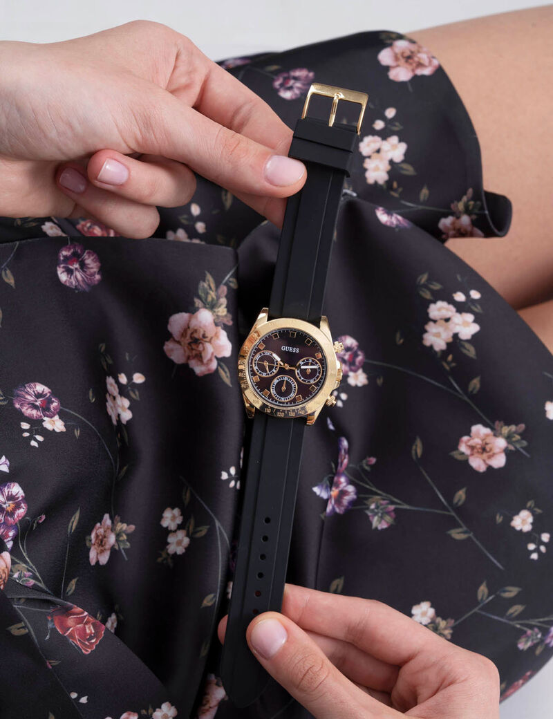 ساعة يد كرونوغراف باللونين الأسود والذهبي