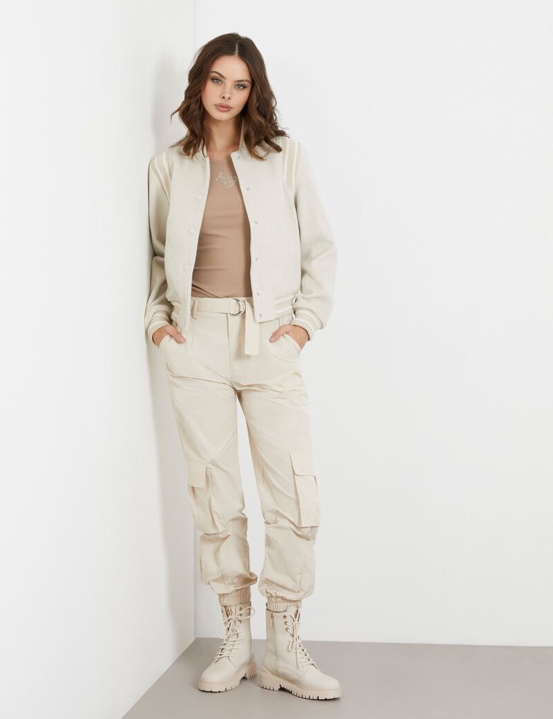 سترة بومبر  بشعار الماركة في الخلف