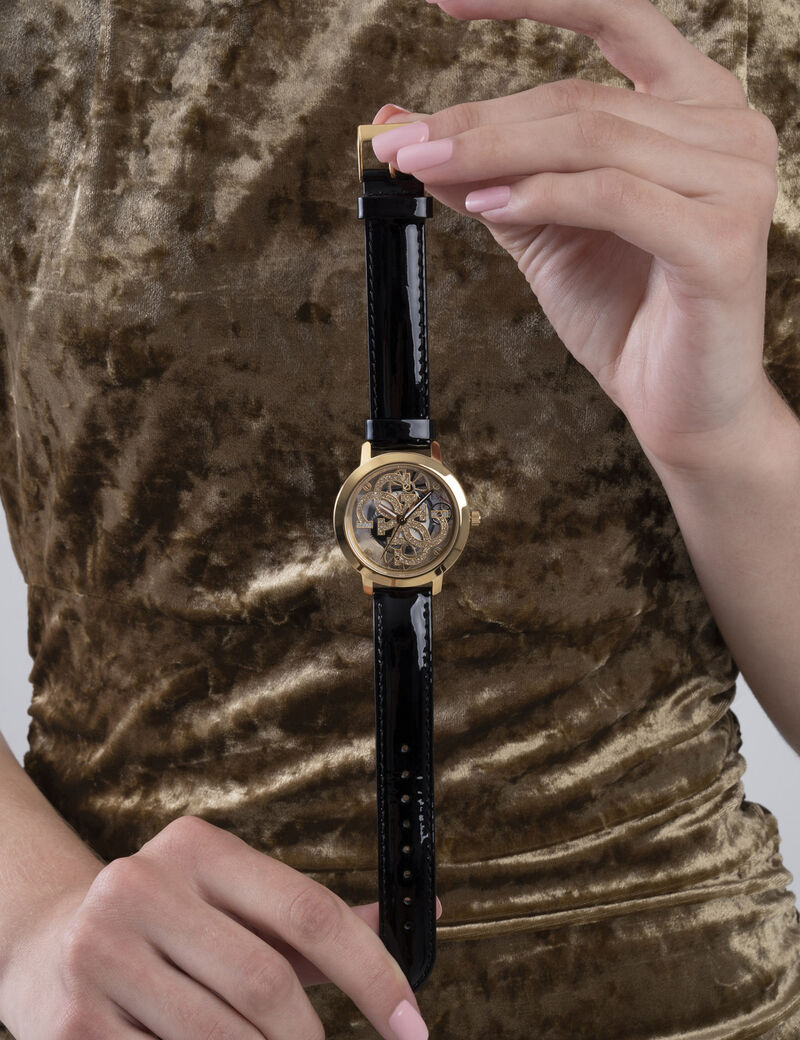 ساعة يد مُزينة بشعار العلامة التجارية وحُبيبات برَّاقة.