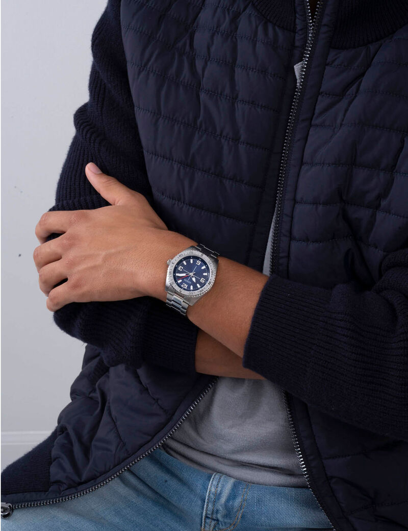 ساعة تناظرية كلاسيكية