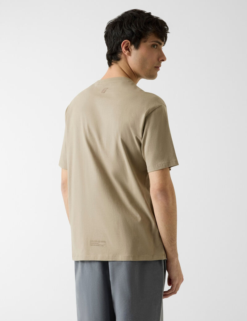 تي شيرت بشعار مثلث