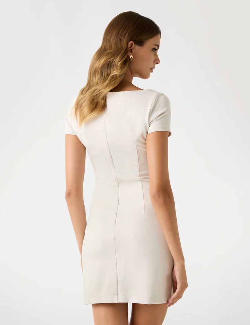 فستان قصير بقصة واسعة