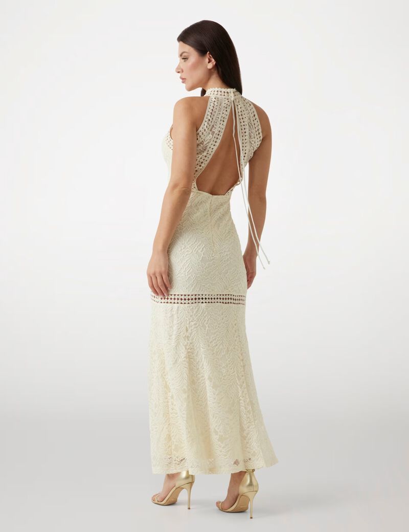 فستان طويل ضيق من الدانتيل