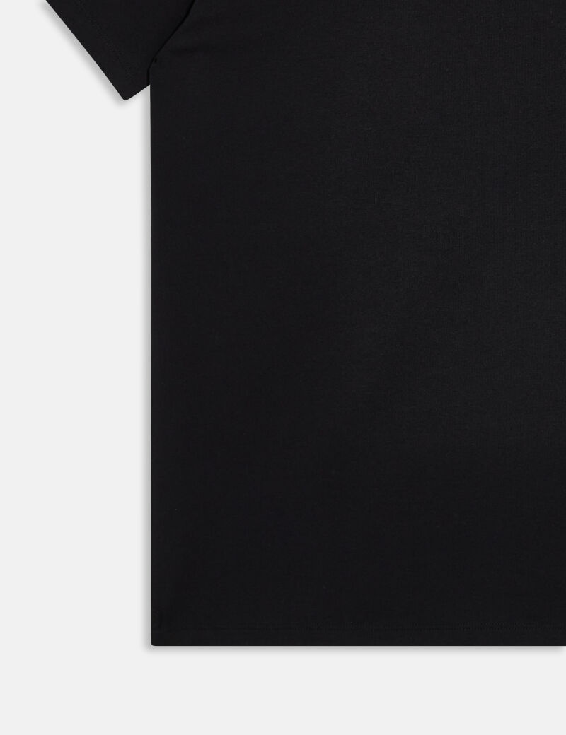 تي شيرت مطرز بالشعار