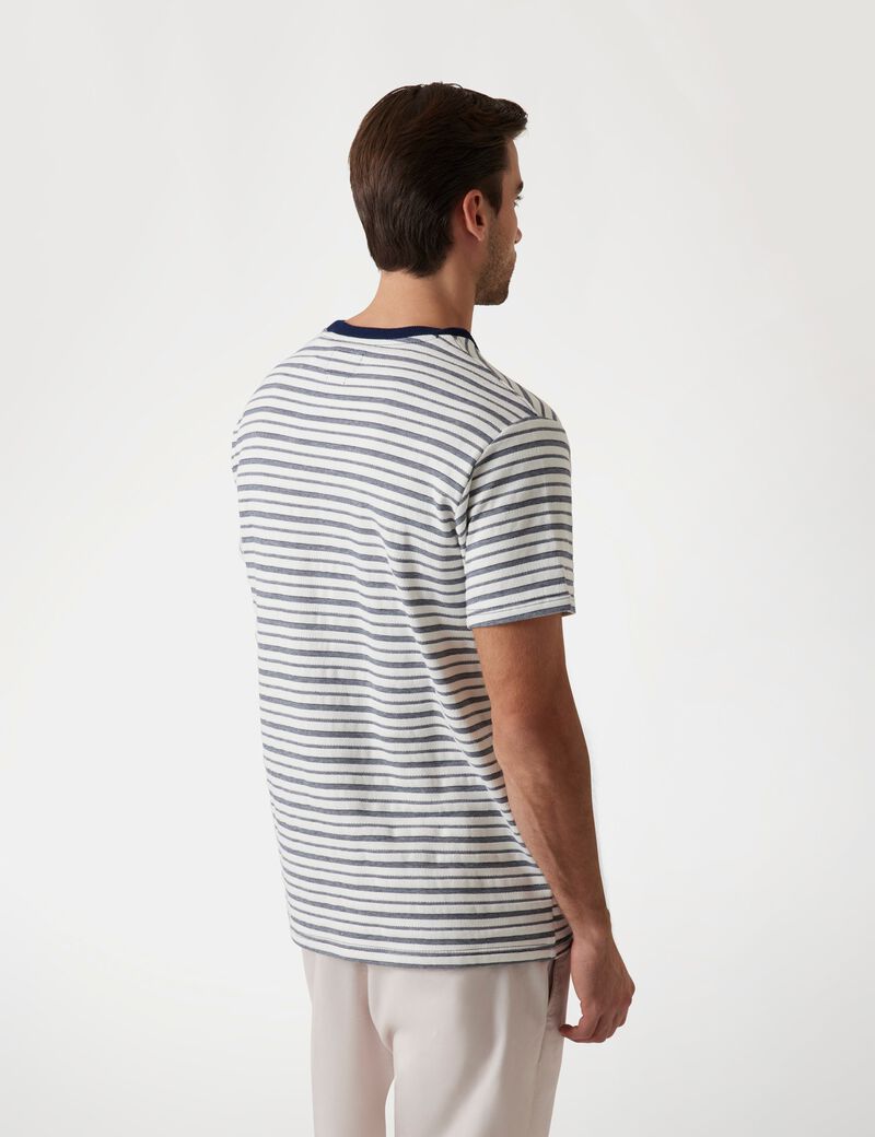 تي شيرت مخطط