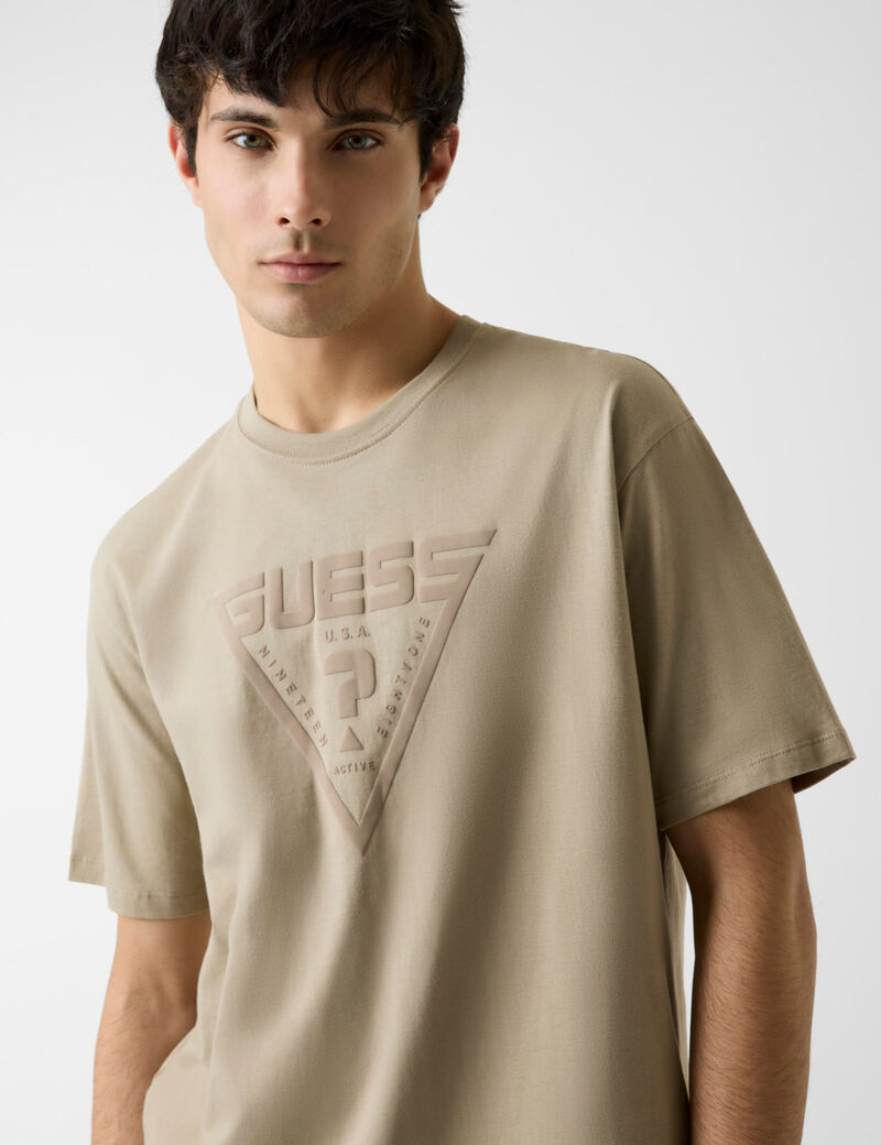 تي شيرت بشعار مثلث