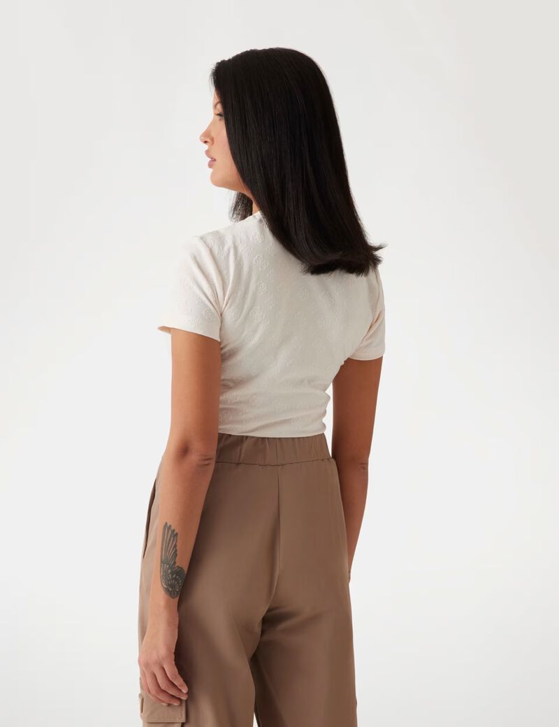 تيشيرت بطبعة شعار 4G والفاوانيا