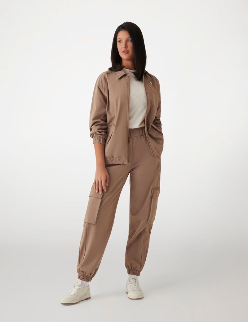 تيشيرت بطبعة شعار 4G والفاوانيا