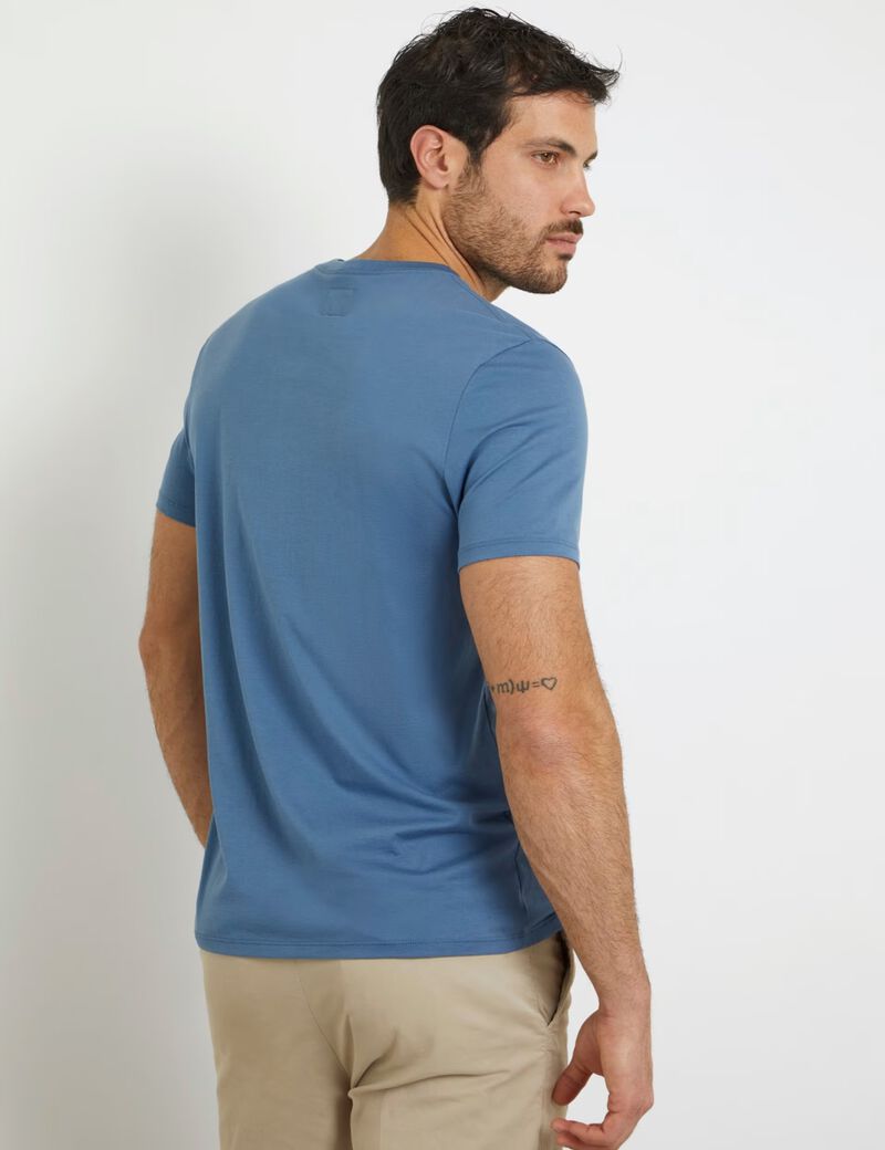 تيشيرت مطرز بالشعار