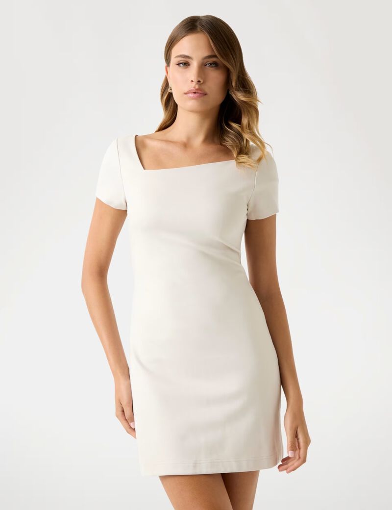 فستان قصير بقصة واسعة